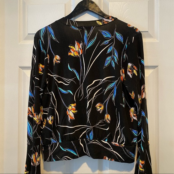♦️2/$20 Floral faux-wrap blouse - Picture 9 of 9